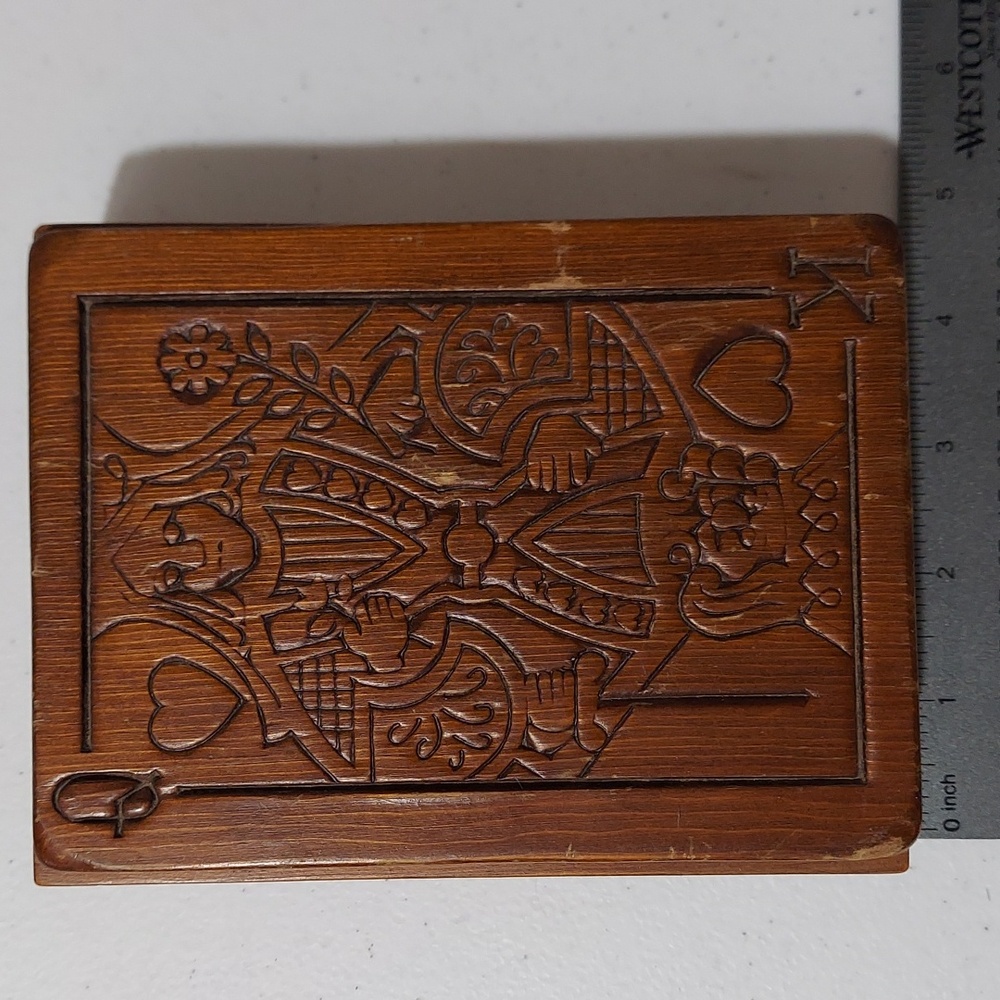 King And Queen Of Hearts Wooden Playing Cards Box - Picture 6 of 7